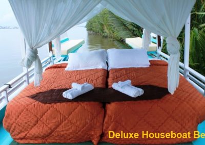 Deluxe Houseboat - Bed