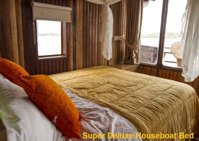 Super Deluxe Houseboat - Bed