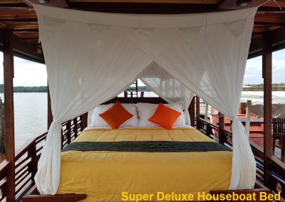 Super Deluxe Houseboat - Bed