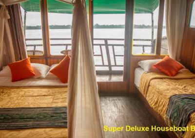 Super Deluxe Houseboat - Bed