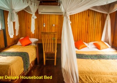 Super Deluxe Houseboat - Bed