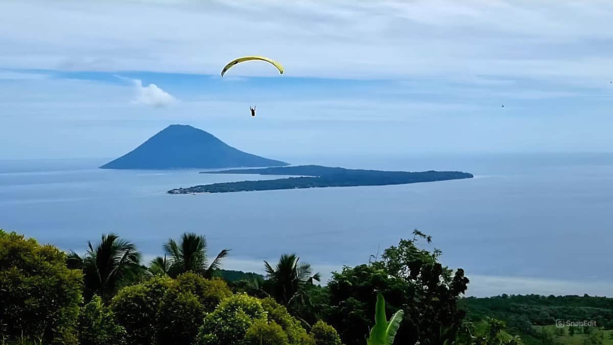 Paragliding in North Sulawesi Paragliding in North Sulawesi